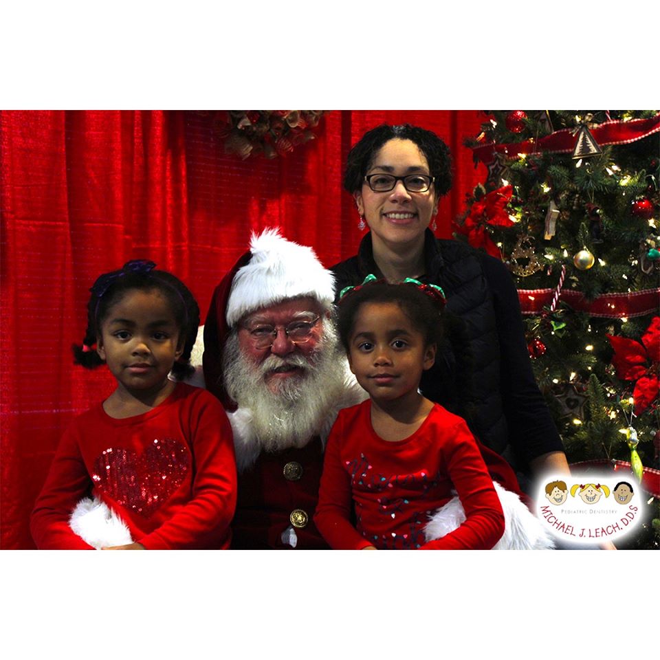 Twin_girls_with_mom_smiling_with_Santa