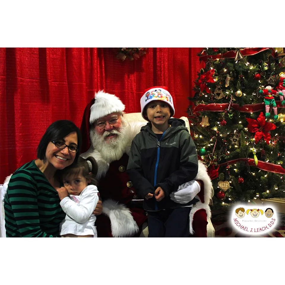 Family_with_young_kids_visiting_Santa