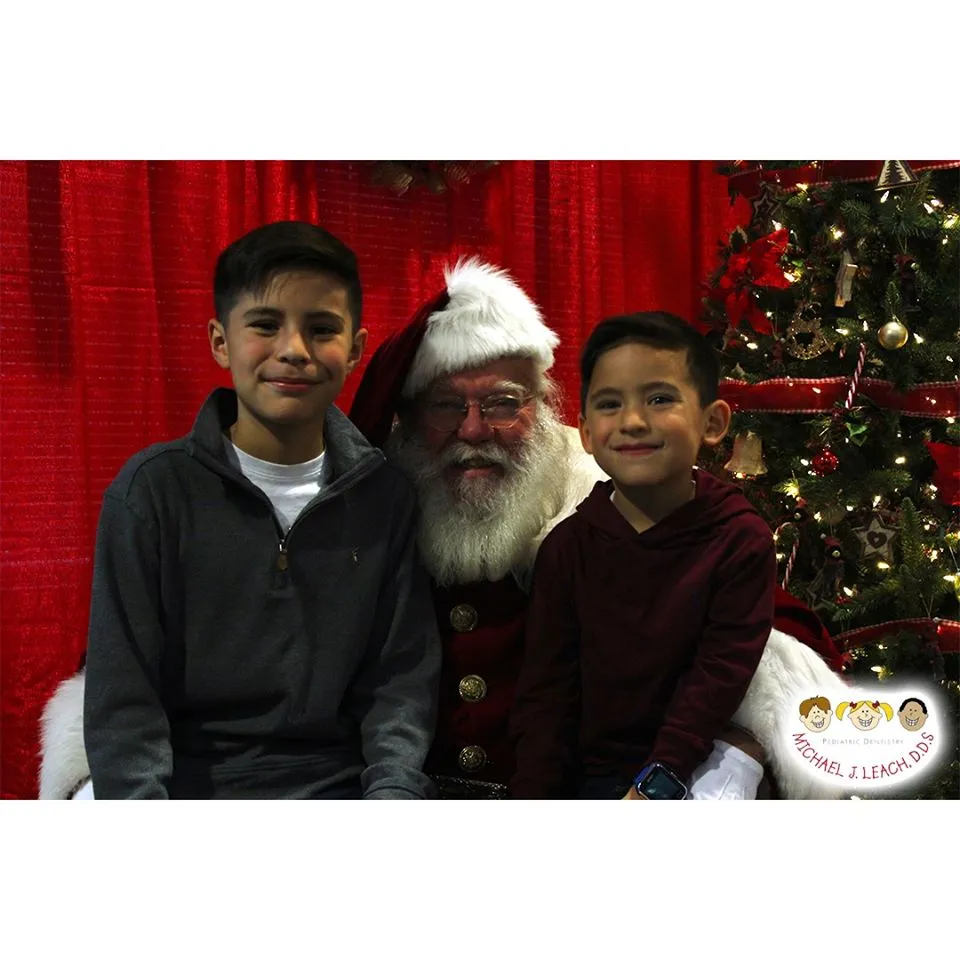 Brothers_smiling_with_Santa