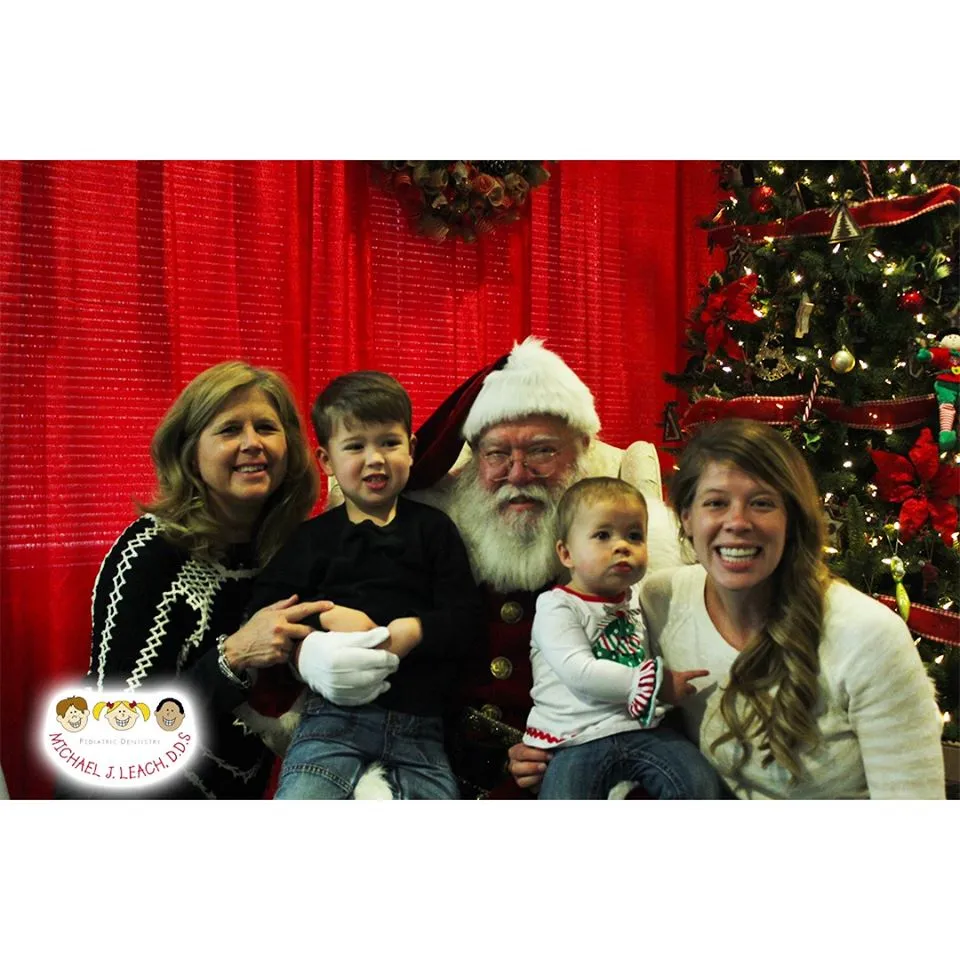 Smiling_Family_with_Santa
