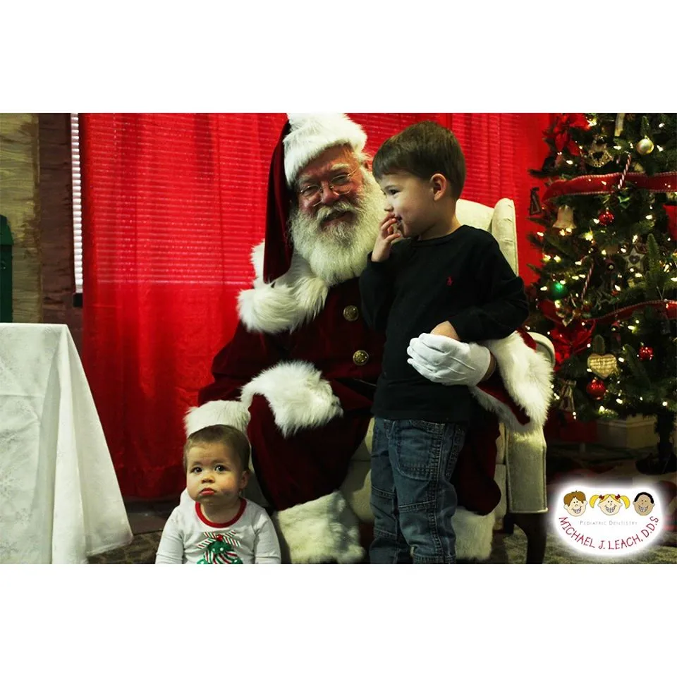 Young_brother_and_sister_with_Santa
