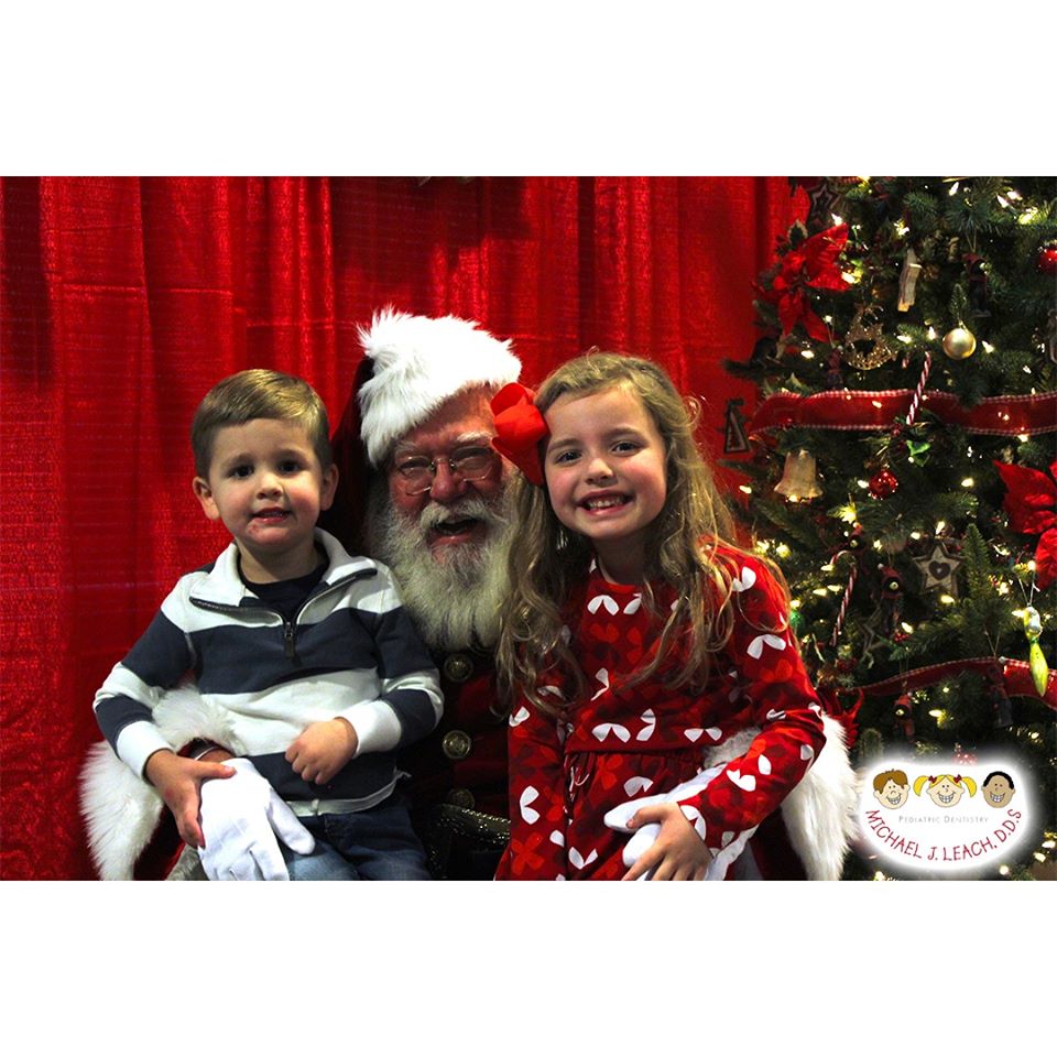 Blonde_brother_and_sister_smiling_with_Santa