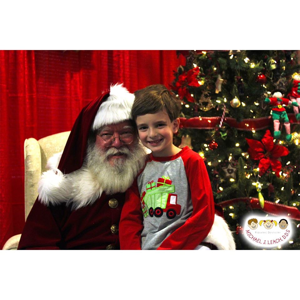 Smiling_young_boy_with_Santa