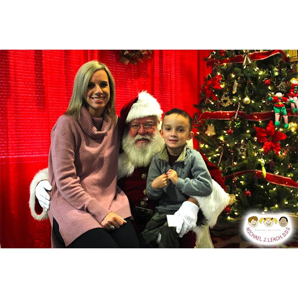 Young_boy_and_his_mom_with_Santa