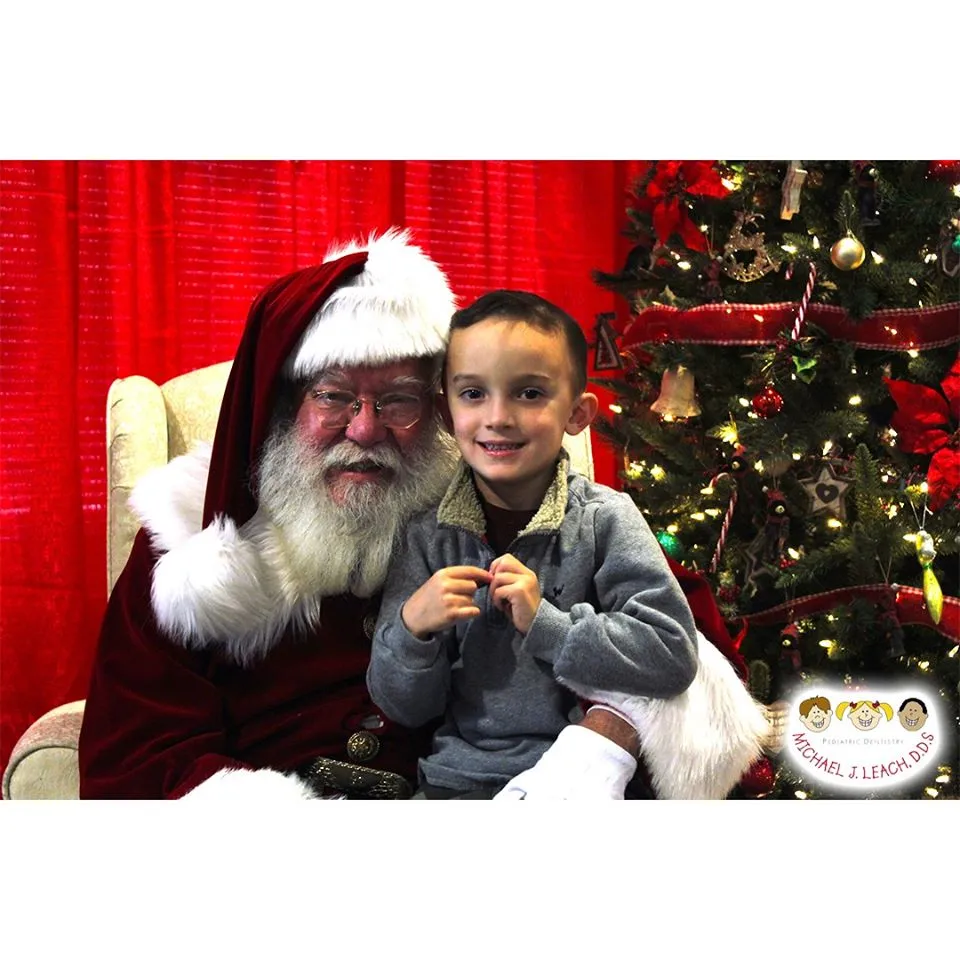 Young_caucasian_boy_with_Santa
