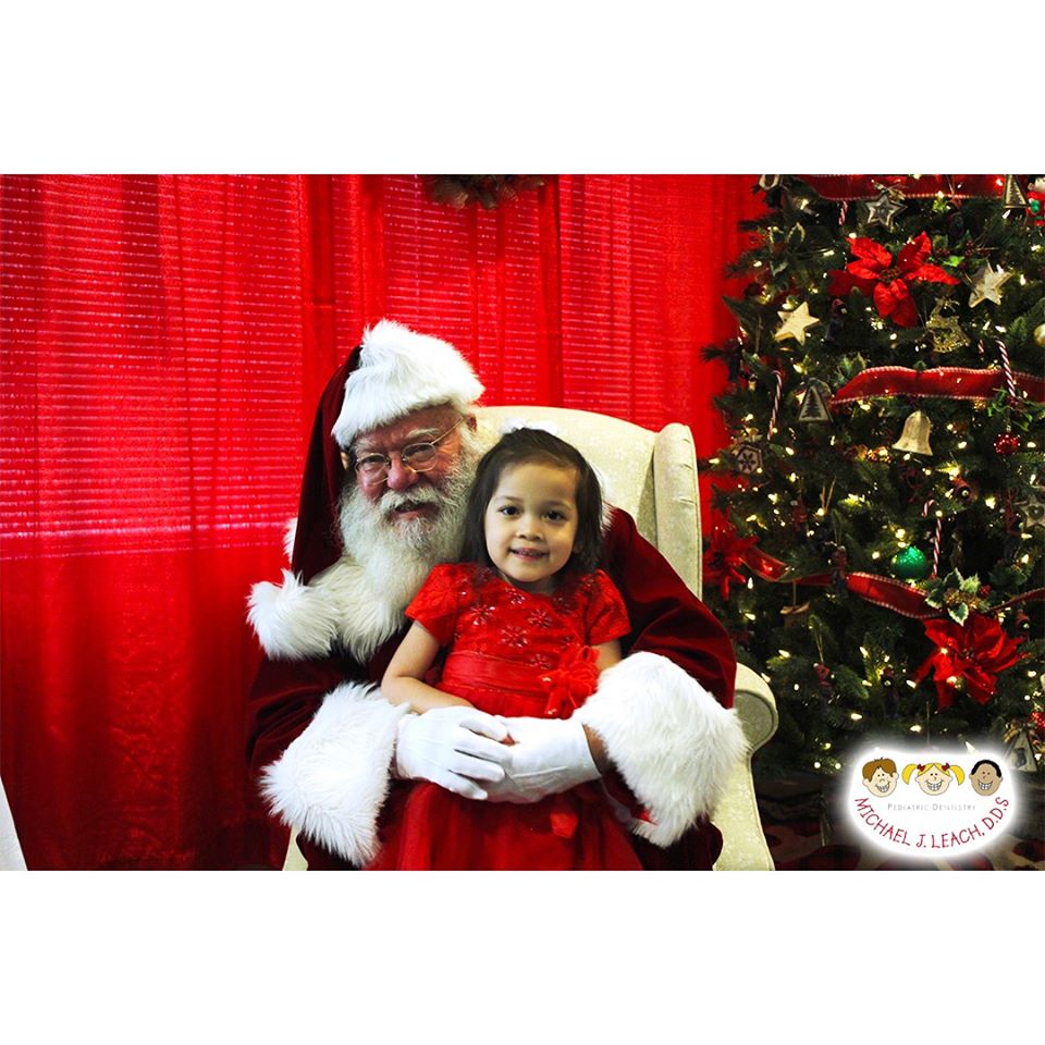 Young_girl_smiling_with_santa