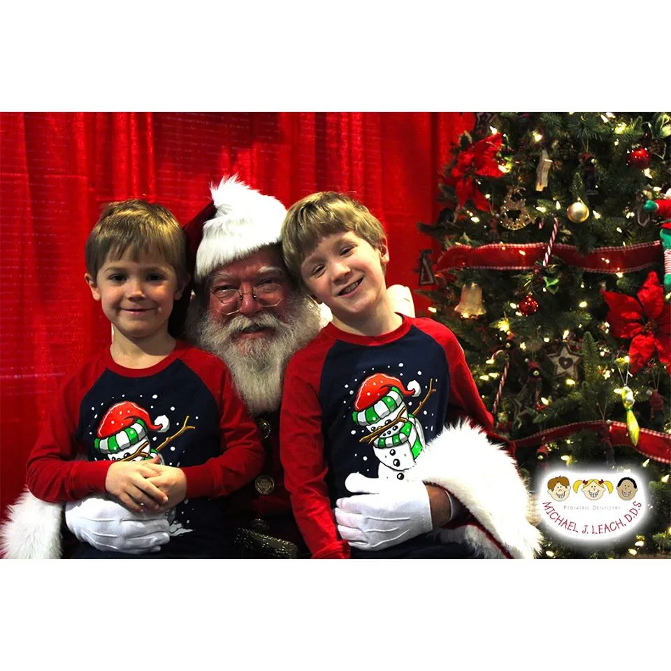 two_brothers_smiling_with_alpharetta_Santa