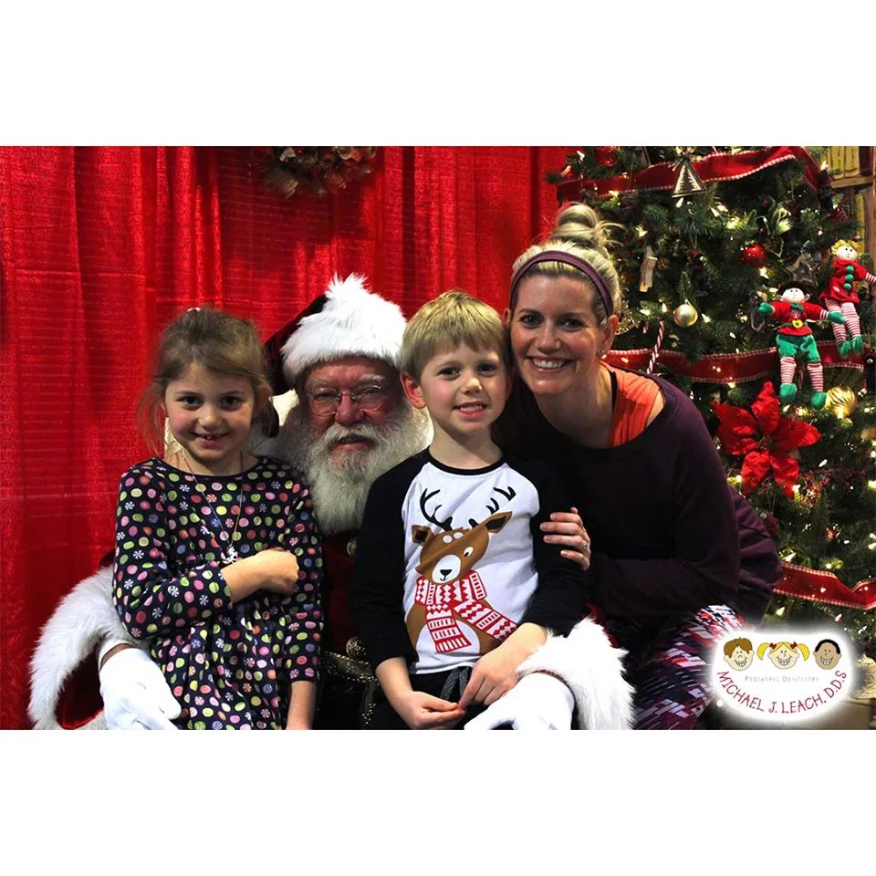 Blonde_family_seeing_Santa